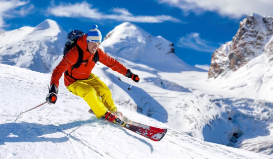 skieur à la montagne