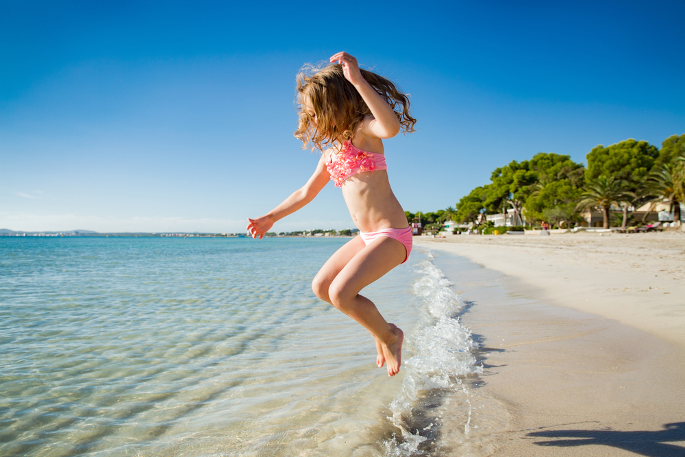 petite fille sautant dans la mer, vacances famille majorque